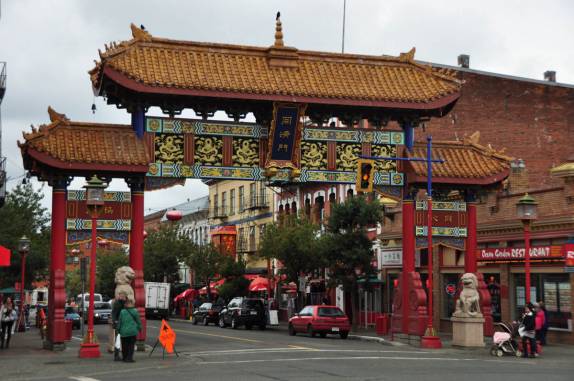 O belo portal chines no coração da Chinatown de Victoria, capital da British Columbia, no oeste do Canadá